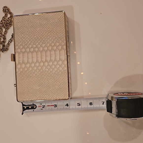 Y2k BCBGMAXARIA | Off White Snake Skin Crossbody Clutch - Picture 8 of 9